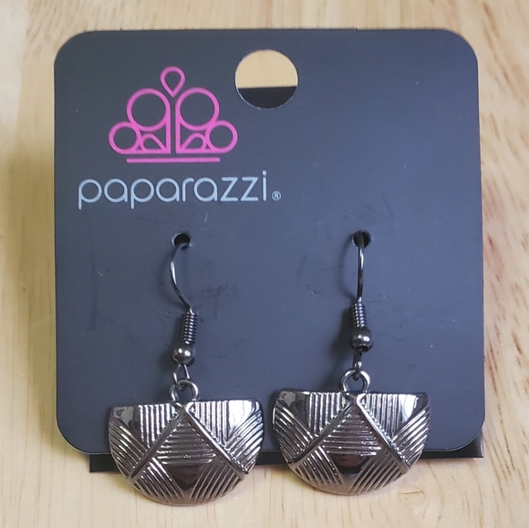 Paparazzi Earrings - Picture 1 of 1